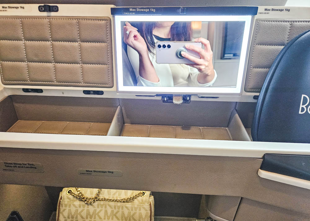Singapore Airlines A380 First Class Suites Lighted Mirror Compartment